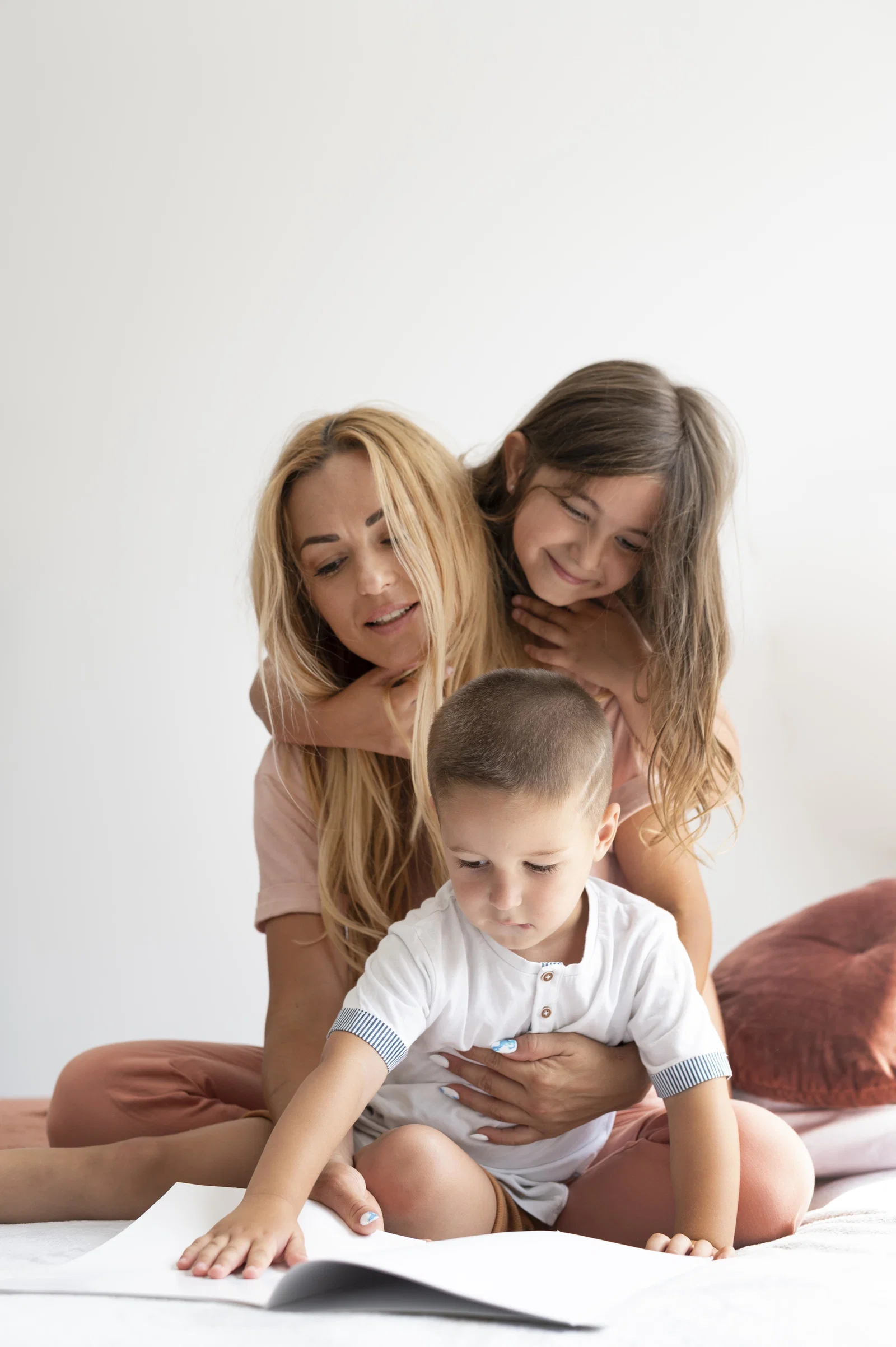 Familia compartiendo un momento de aprendizaje